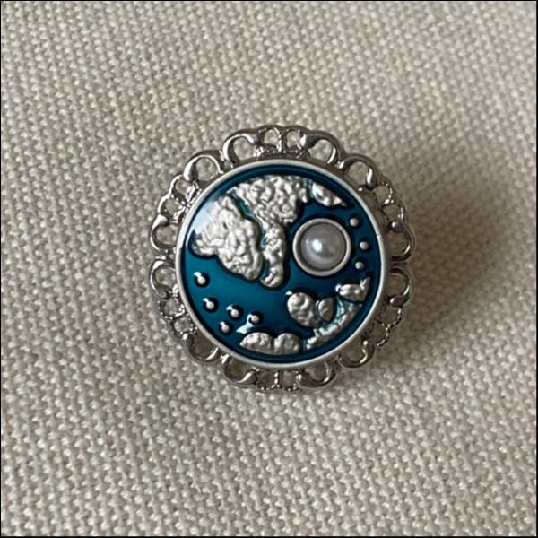 満月の夜の飾りボタンのブローチ（シルバー）
