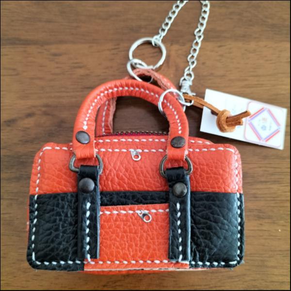 ショルダー型ミニバッグ