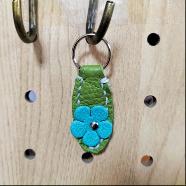革のミニチュアキーホルダー