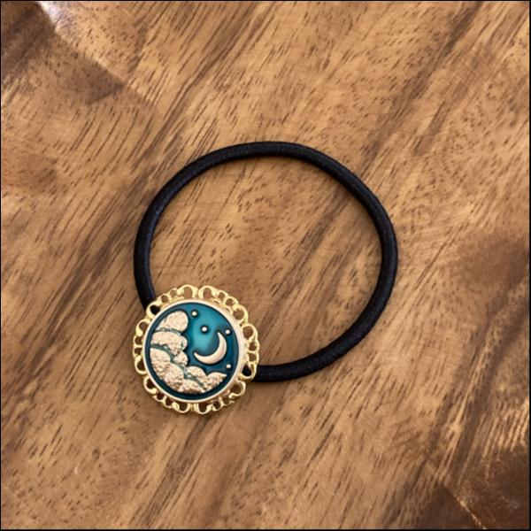 三日月の飾りボタンのヘアゴム（ゴールド）