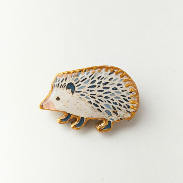 金の輪郭とレジンのハリネズミのブローチ