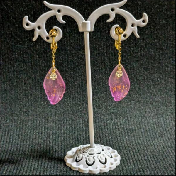 ガラス製花びらイヤリング(１６ＫＧＰ)／ピンク