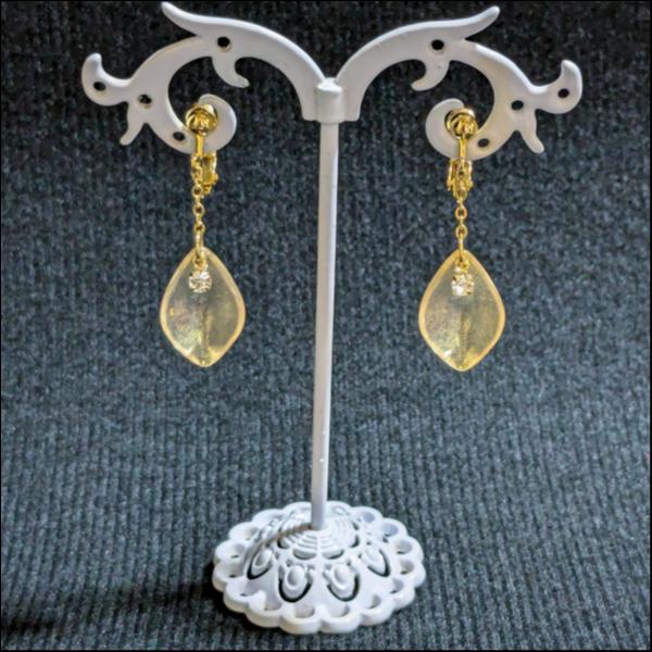 ガラス製花びらイヤリング(１６ＫＧＰ)／ゴールドラメ