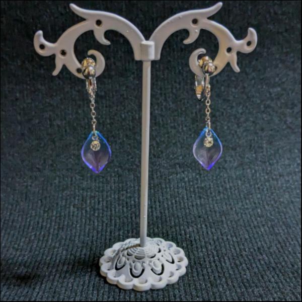 ガラス製花びらイヤリング／パープル×ブルー