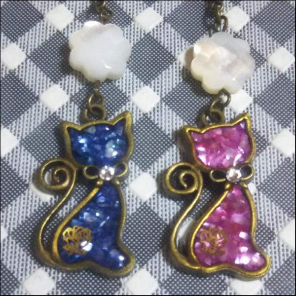 猫レジンストラップ2個セット(青色&桃色)