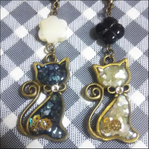 猫レジンストラップ2個セット(黒&白)