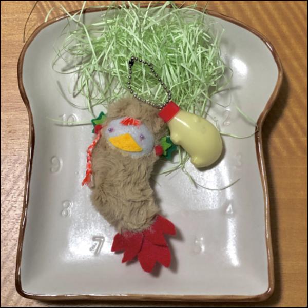 アマビエフライのキーホルダー(エビ色三つ編み1本)