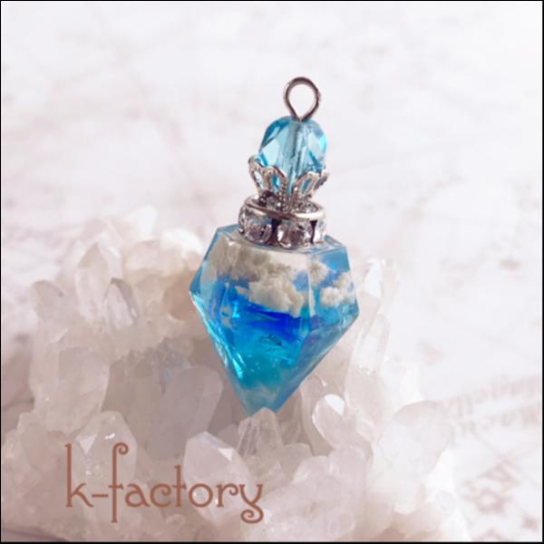 宝石の香水瓶ネックレス〜青空の魔法〜